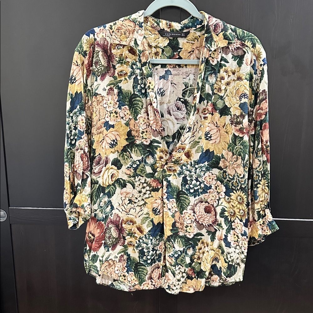 Zara Floral women’s top
Size USA Medium
3/4 sleeve 
Made in Morocco